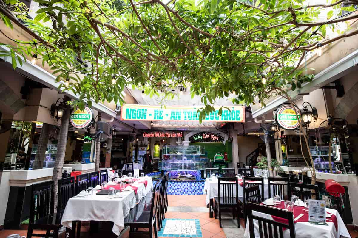 nha hang to chuc tiec lien hoan