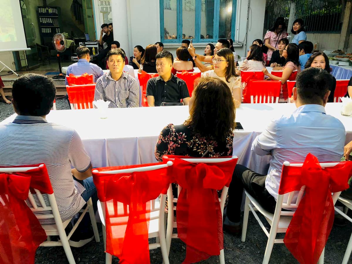 tiec hoi nghi tai doanh nghiep