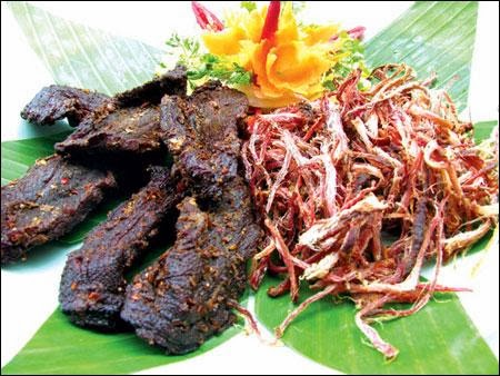 Cách làm thịt lợn khô gác bếp truyền thống của người Thái